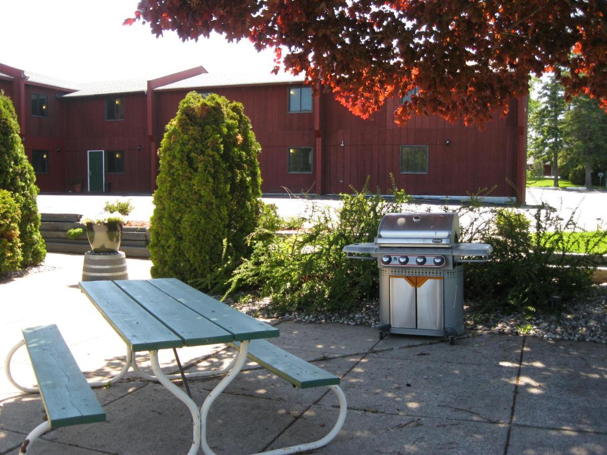 Cedar Hill Lodge Saint Ignace Exteriör bild