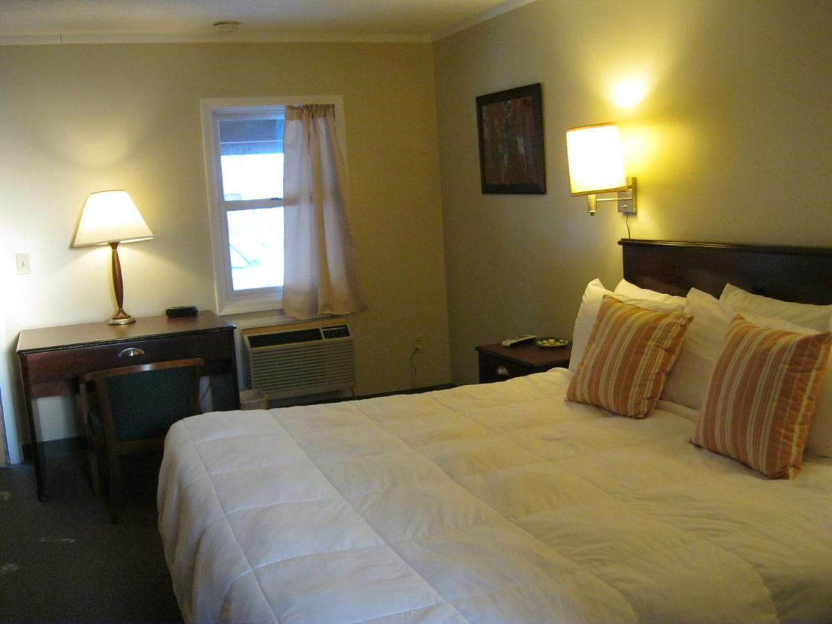Cedar Hill Lodge Saint Ignace Exteriör bild