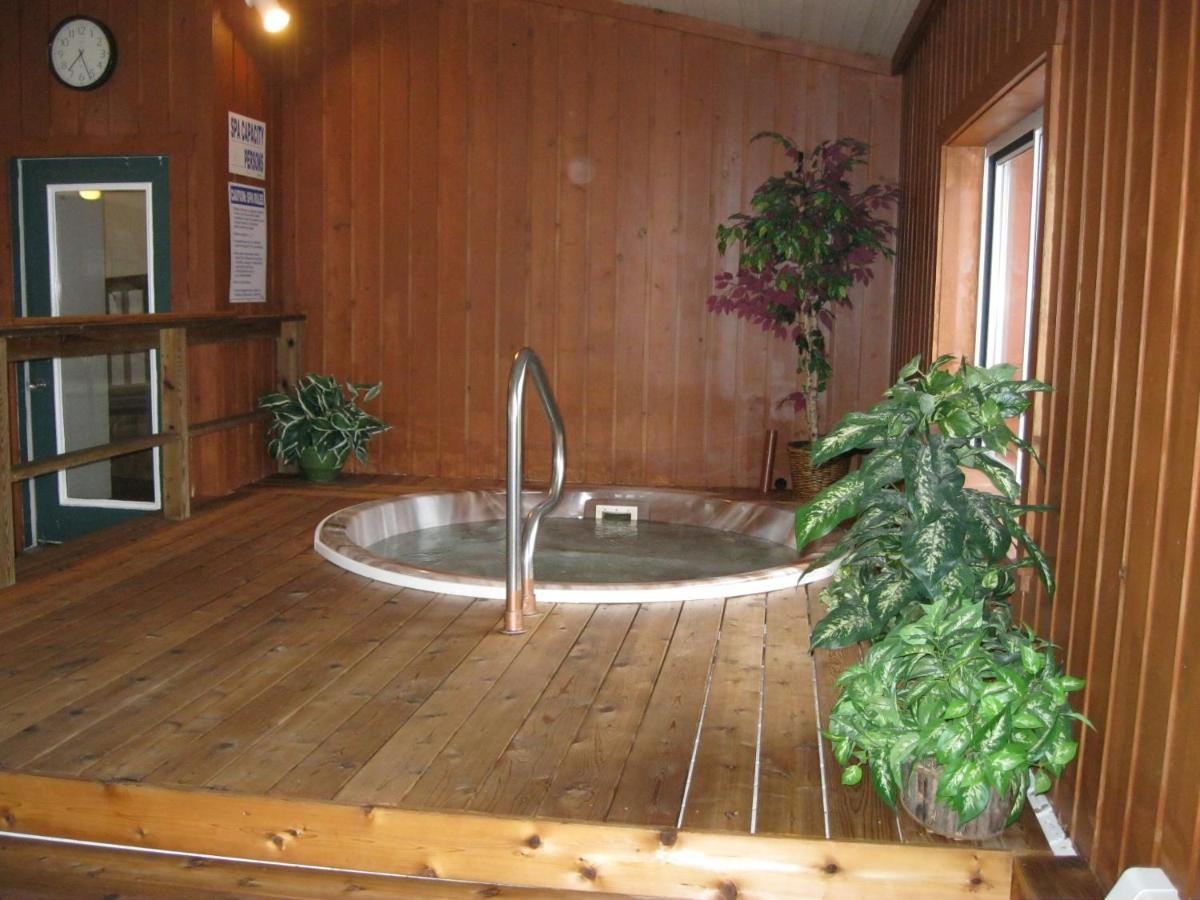 Cedar Hill Lodge Saint Ignace Exteriör bild