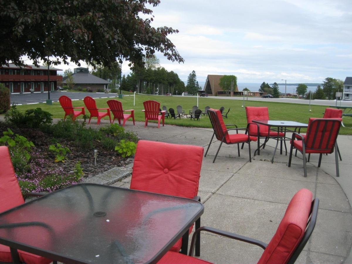 Cedar Hill Lodge Saint Ignace Exteriör bild